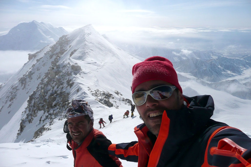 En el collado, expedicion chilena al fondo